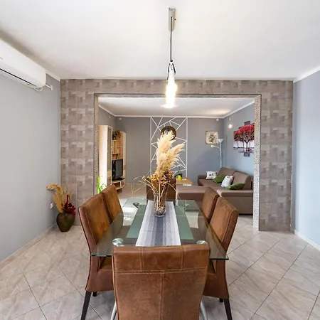 Thalia Apartment *